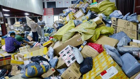 快递小哥累得坐台阶上睡着 辛酸照片刷屏(图)2 快递小哥累得坐台阶上睡着 辛酸照片刷屏(图)2