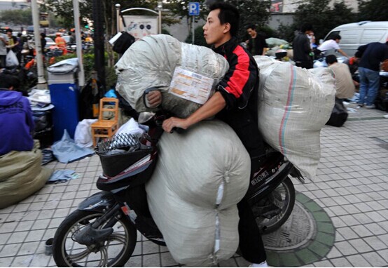 快递小哥累得坐台阶上睡着 辛酸照片刷屏(图)4