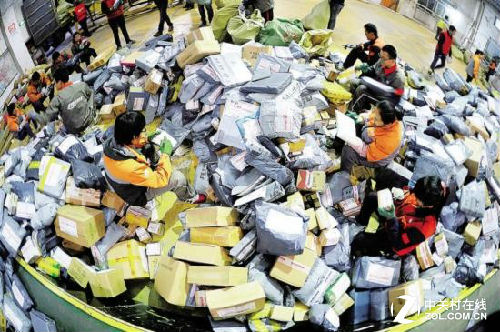 快递小哥累得坐台阶上睡着 辛酸照片刷屏(图)5 快递小哥累得坐台阶上睡着 辛酸照片刷屏(图)5