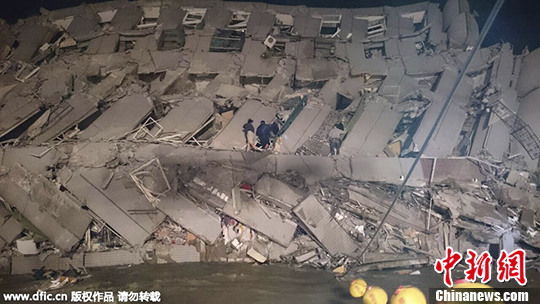 高雄地震致台南一栋16层楼房倒塌 居民逾150户 高雄地震致台南一栋16层楼房倒塌 居民逾150户