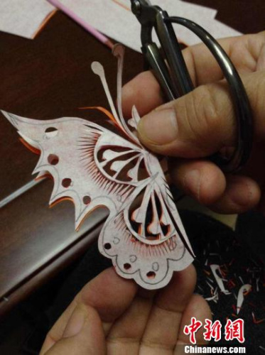 齐秀花现场为记者剪蝴蝶。　沙见龙 摄