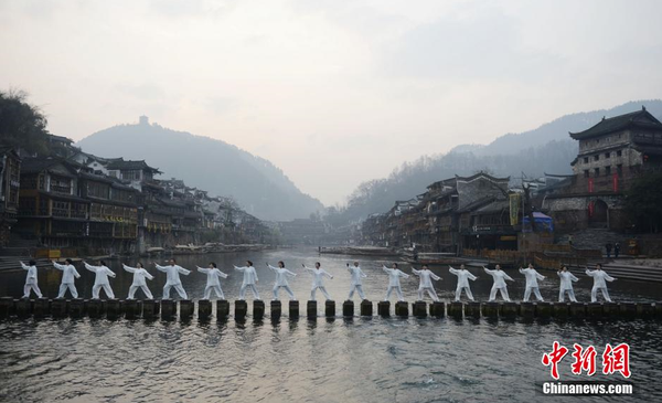 2月6日清晨，湖南凤凰县太极协会的太极拳爱好者们在凤凰古城的沱江边打起了太极，以此迎接即将到来的春节，呼吁大家健康养生。 杨华峰 摄3