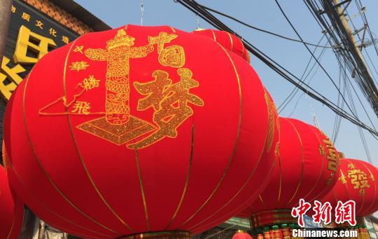 红红火火迎新春 农村集市“中国梦”春联畅销1 红红火火迎新春 农村集市“中国梦”春联畅销1