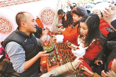 毛猴第5代传人披露10年创业史 辞职回归非遗制作 毛猴第5代传人披露10年创业史 辞职回归非遗制作