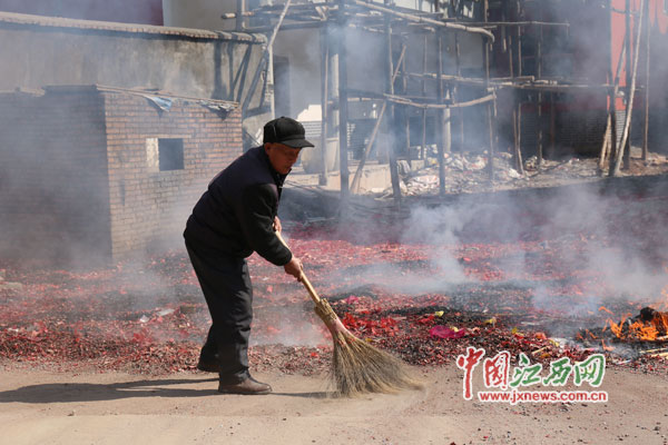 alt=曾会和将庙前的爆竹碎屑进行清扫