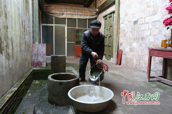 alt=老人每天早上起来后，就开始打水、洗脸、点油灯、抹神案······