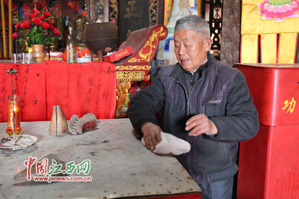 alt=老人每天早上起来后，就开始打水、洗脸、点油灯、抹神案······