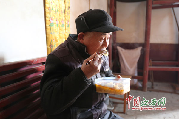 alt=家人送来的热腾腾饺子