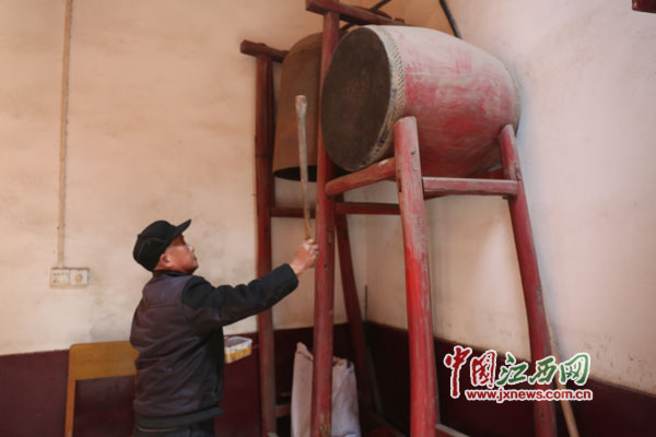 alt=每当有人朝拜完了放鞭炮，曾会和需要去敲一次钟和大鼓