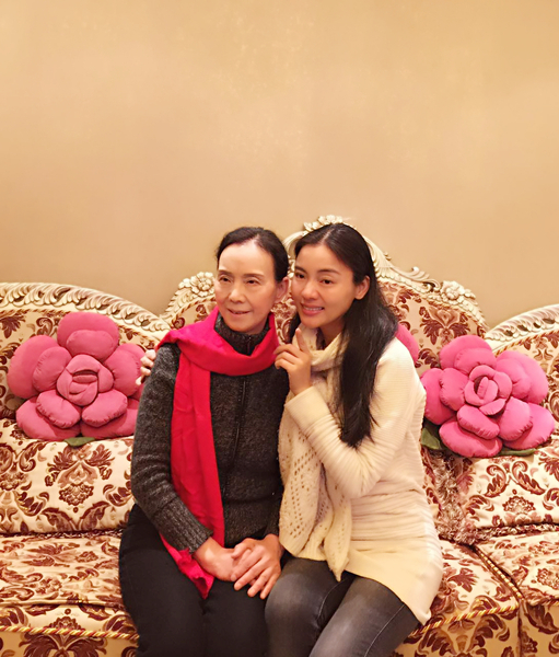 全国政协委员陈思思:送给母亲的红围巾 全国政协委员陈思思:送给母亲的红围巾