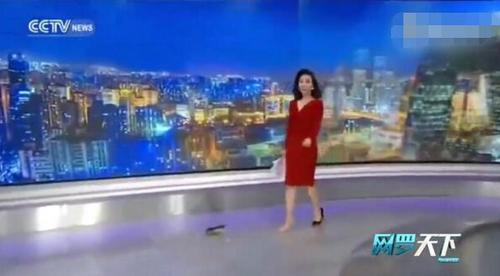 央视女主播出场时意外甩掉高跟鞋 仍淡定主持