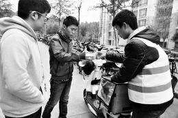 少数大学生“懒到家”:没课不起床 吃喝叫外卖 少数大学生“懒到家”:没课不起床 吃喝叫外卖