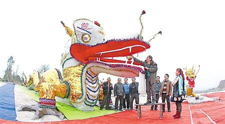 迎新年辞旧岁 7旬翁扎两层楼高“中国龙”1 迎新年辞旧岁 7旬翁扎两层楼高“中国龙”1