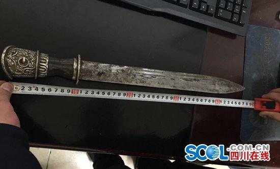 女子怀揣长刀闯火车站 衣服行李中装7万现金1 女子怀揣长刀闯火车站 衣服行李中装7万现金1