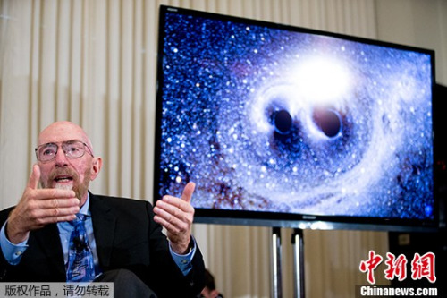 激光干涉引力波天文台（LIGO）联合创始人Kip Thorne在介绍合并的黑洞。