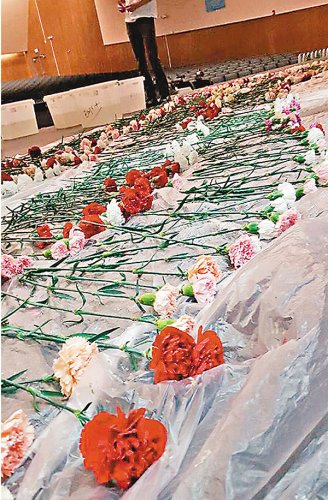 高中生买900朵康乃馨送全校女生 女友为其自豪 高中生买900朵康乃馨送全校女生 女友为其自豪