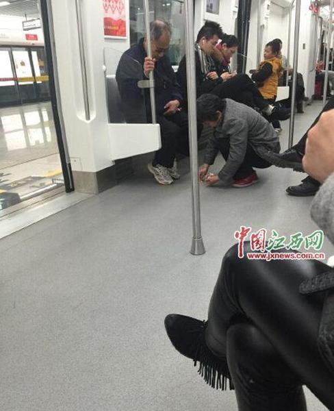 南昌大妈在地铁上捡泥土 网友称“中国好大妈” 南昌大妈在地铁上捡泥土 网友称“中国好大妈”