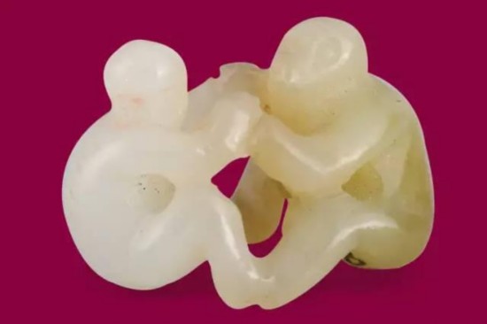 白玉雕猴戏鱼挂坠 白玉雕猴戏鱼挂坠