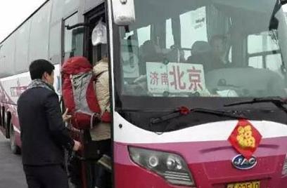 俄罗斯小伙穷游中国被困德州 民警相助顺利返回