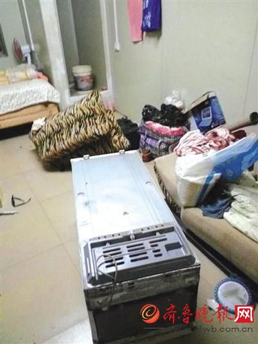 残疾女拒交?;し言獯蛟页∶婢?警方已介入调查(图) 残疾女拒交保护费遭打砸场面惊人 警方已介入调查(图)