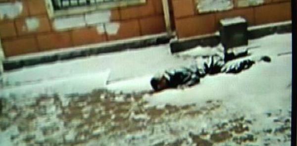 大连一男子疑似喝大醉卧街头活活冻死 全身被雪覆盖