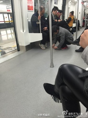 大妈地铁上将掉落泥土归拢捡起 网友称赞(图)
