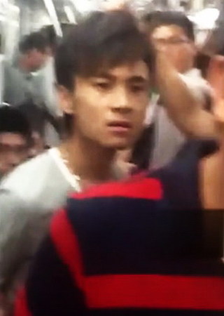 掐架揩油活春宫 地铁奇葩真猛啊