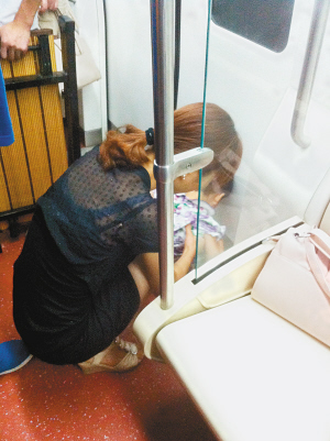 掐架揩油活春宫 地铁奇葩何其多