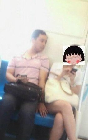 掐架揩油活春宫 地铁奇葩真猛啊