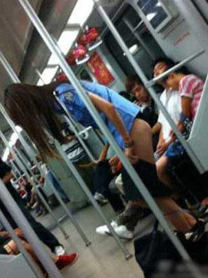 掐架揩油活春宫 地铁奇葩何其多