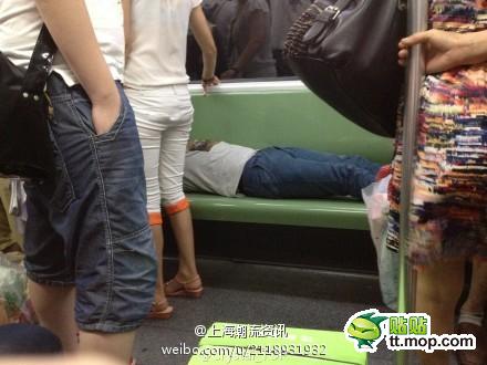 掐架揩油活春宫 地铁奇葩真猛啊