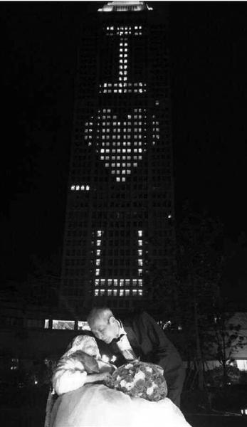 84岁老人情人节包下酒店外墙向老伴示爱(图)