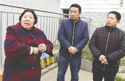 成都老人公交上救命钱被偷 市民挺身而出擒贼 成都老人公交上救命钱被偷 市民挺身而出擒贼