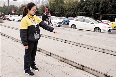 保安扶起摔倒老人还垫医疗费 老人伤愈登门还钱 保安扶起摔倒老人还垫医疗费 老人伤愈登门还钱