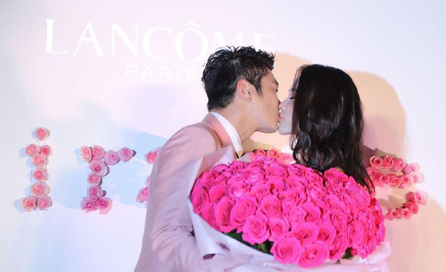 　2月14日，霍思燕现身上海，老公杜江神秘准备99朵玫瑰为她庆祝情人节，两人现场嘴对嘴热吻格外甜蜜。