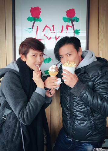 　张晋和蔡少芬也开启了秀恩爱模式，晒出夫妇二人在玫瑰画作前合影，还调皮称，“愿天下有情人，终成眷薯……条”。