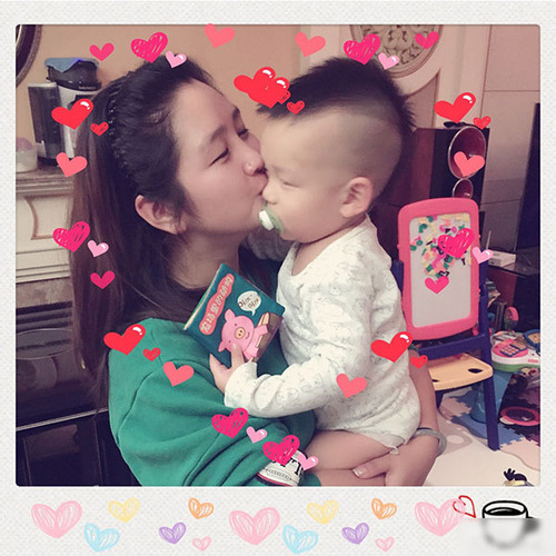 何洁晒出一张献吻儿子七宝的照片，母爱满满。