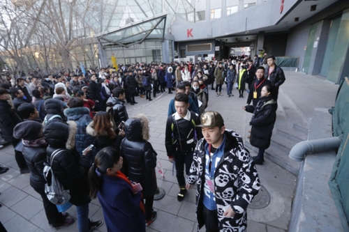 2月15日，在北京电影学院，报考表演学院的考生排队入场。
