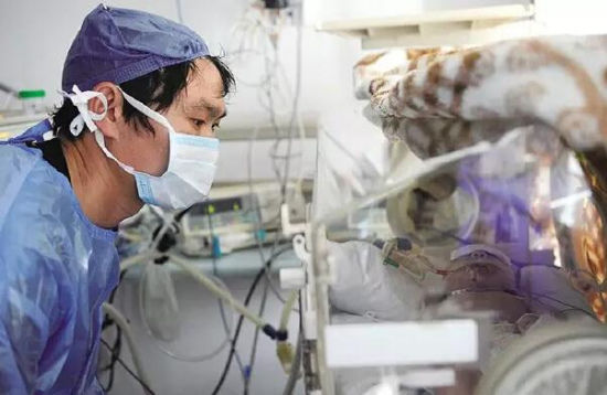 丈夫出门买菜半小时老婆自行生子幼子生命垂危