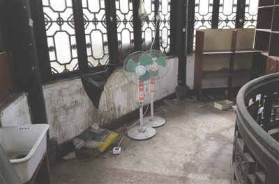 李白笔下“散花楼”沦为茶铺杂物间 外表破烂2 李白笔下“散花楼”沦为茶铺杂物间 外表破烂2