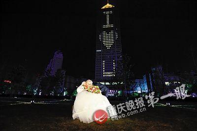 背对着身后218米高的“I 公式 u”，乔德位大声对身穿婚纱的老伴喊出“我爱你”，然后相拥接吻。 周少伟 摄