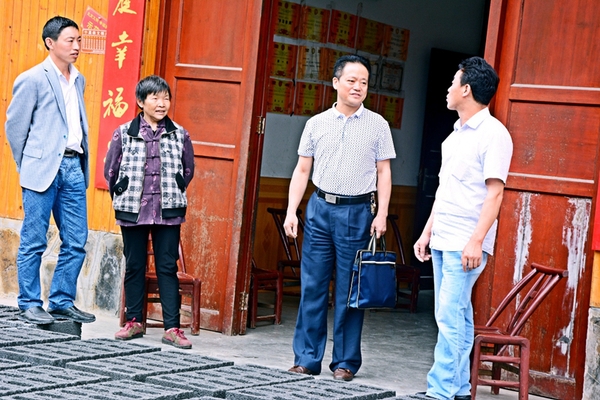 2015年6月，吕春建到建始县三里乡调研美丽乡村建设。