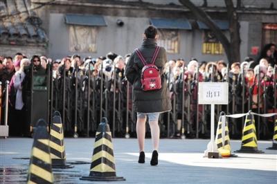 “最难艺考”拉开大幕 考生寒风中光腿“迎战”1 “最难艺考”拉开大幕 考生寒风中光腿“迎战”1