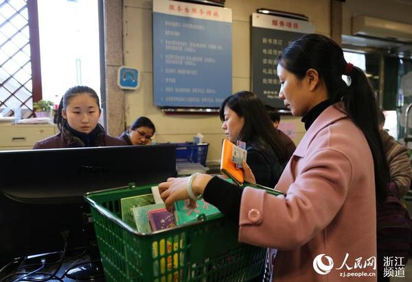 市民持市民卡或身份证都可借阅新书。