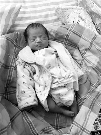 兰州一女婴被裸弃于小区垃圾堆中 气温零下10℃2 兰州一女婴被裸弃于小区垃圾堆中 气温零下10℃2