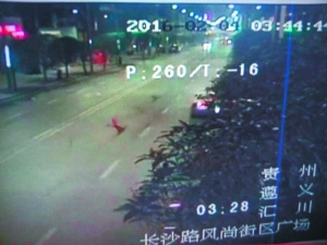 男子开车撞前女友与男友 后载起前女友逃离现场 男子开车撞前女友与男友 后载起前女友逃离现场