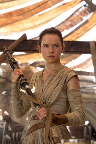 图2：[星球大战：原力觉醒]里小女孩蕾伊成了队伍里唯一能与凯洛·伦抗衡的人，并成功救下一枚壮汉