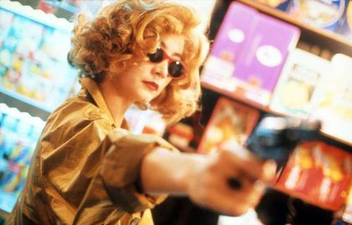 　　图5：林青霞在[重庆森林]穿雨衣戴墨镜的形象已经成为王家卫标签，这位女杀手一人管着十几个印尼老男人，眼睛都不眨一下(因为她戴着墨镜)