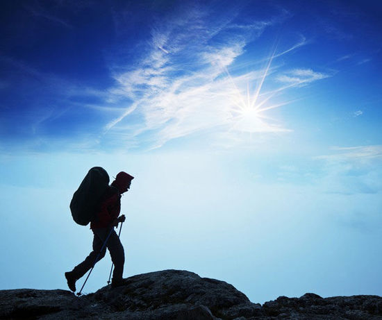 野外活动迷失方向时如何自救呢？