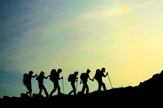 野外活动迷失方向时如何自救呢？